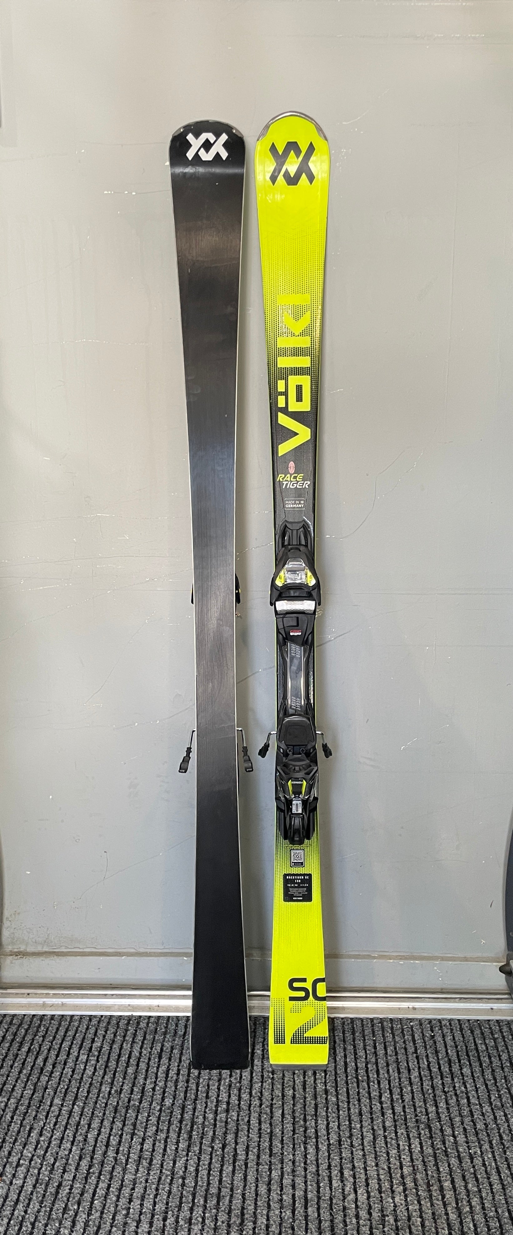 EX DEMO VOLKL RACETIGER SC 158cm